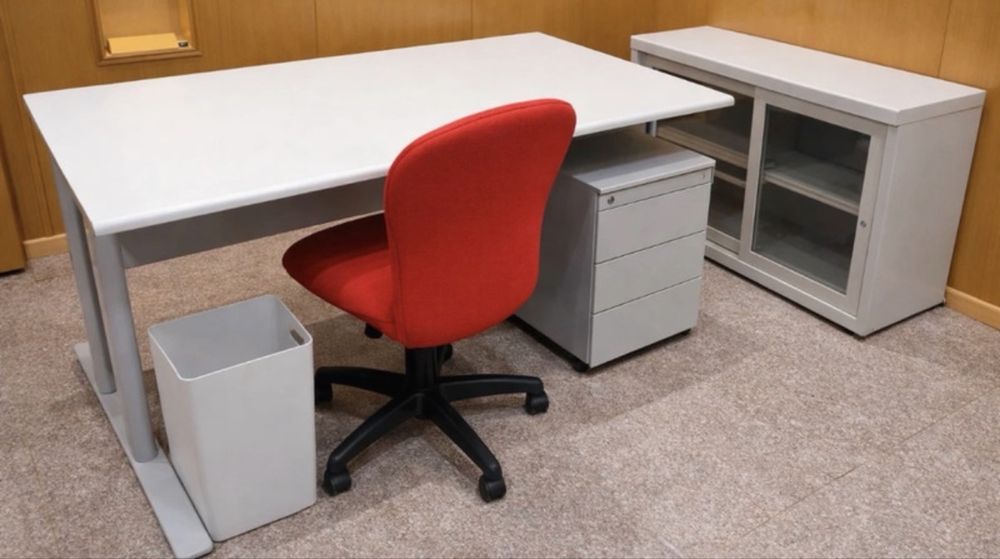Conjunto de escritório: secretária + cadeira  + caixote do lixo