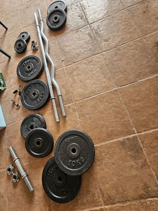 Discos e barras de musculação