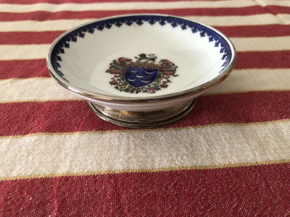 Peça em porcelana e prata muito bonito
