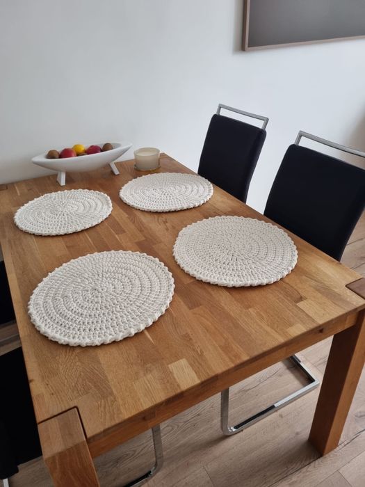 Masywny stół dębowy z litego drewna