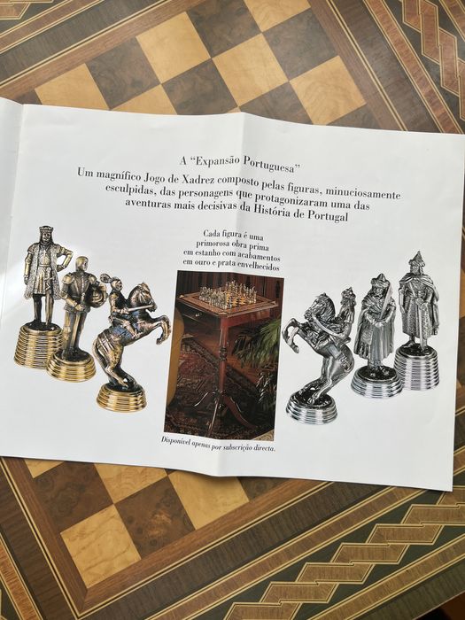 Mesa de xadrês com figuras em estanho e acabamentos em ouro e prata