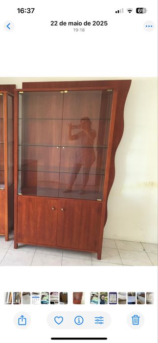 Estante de cerjeira com portas e prateleiras de vidro