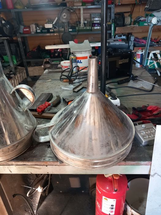 Funil e cântaro antigos