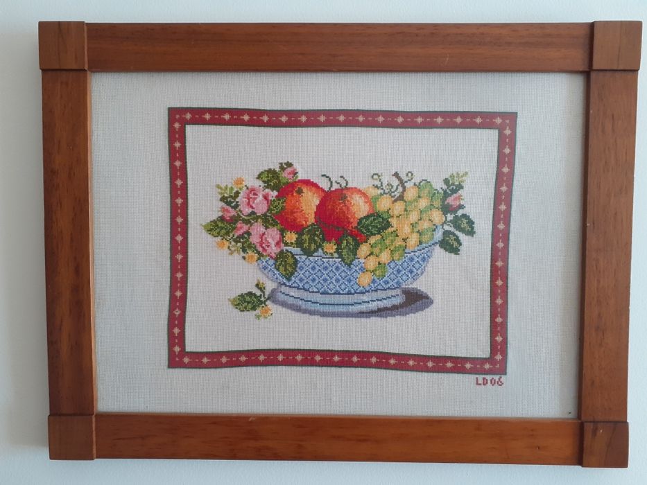 Quadro para cozinha com cesto de flores.