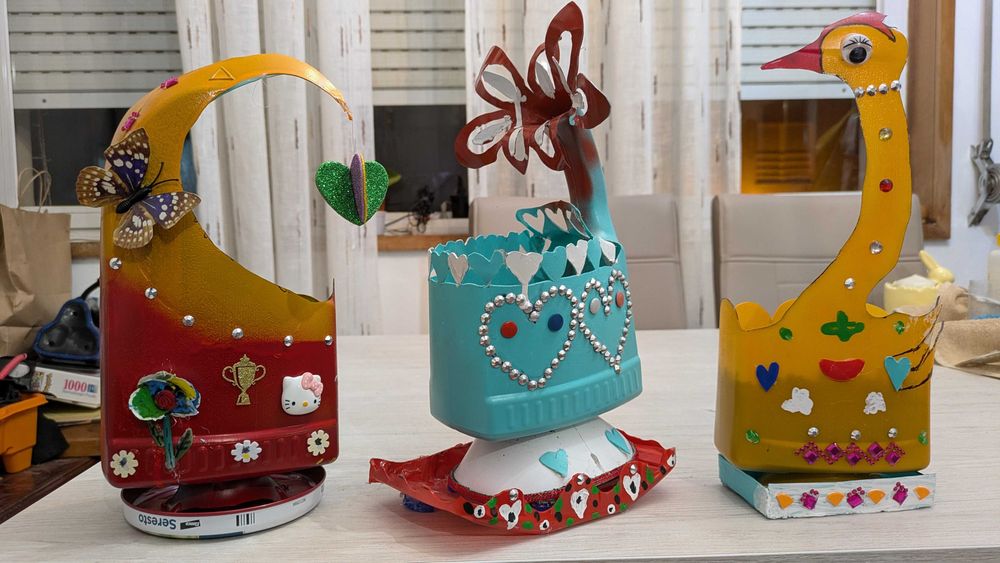 se porte decorados para vasos  ou mesmo para plantar flores