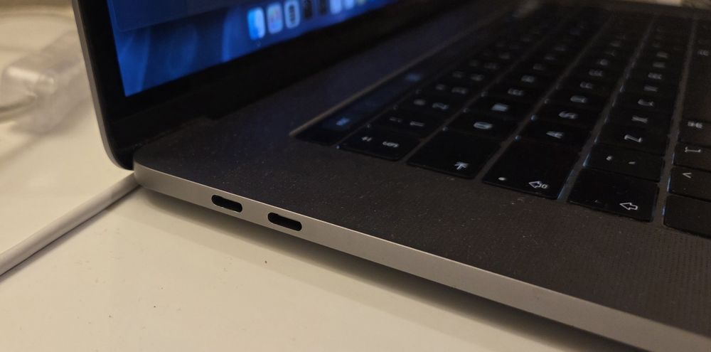 MacBook Pro 15" | i7 6-rdzeni | 16GB RAM | 512GB SSD | Radeon | BOX