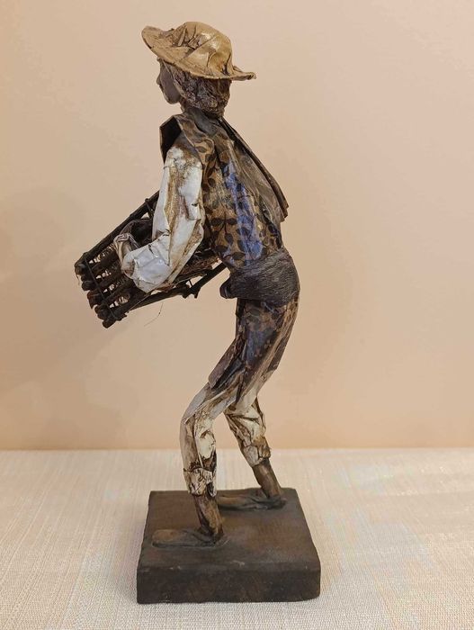 Figura artesanato homem cesto com cantaros papel maché