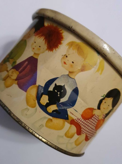 Belíssima caixa / lata muito antiga e rara, com motivos infantis