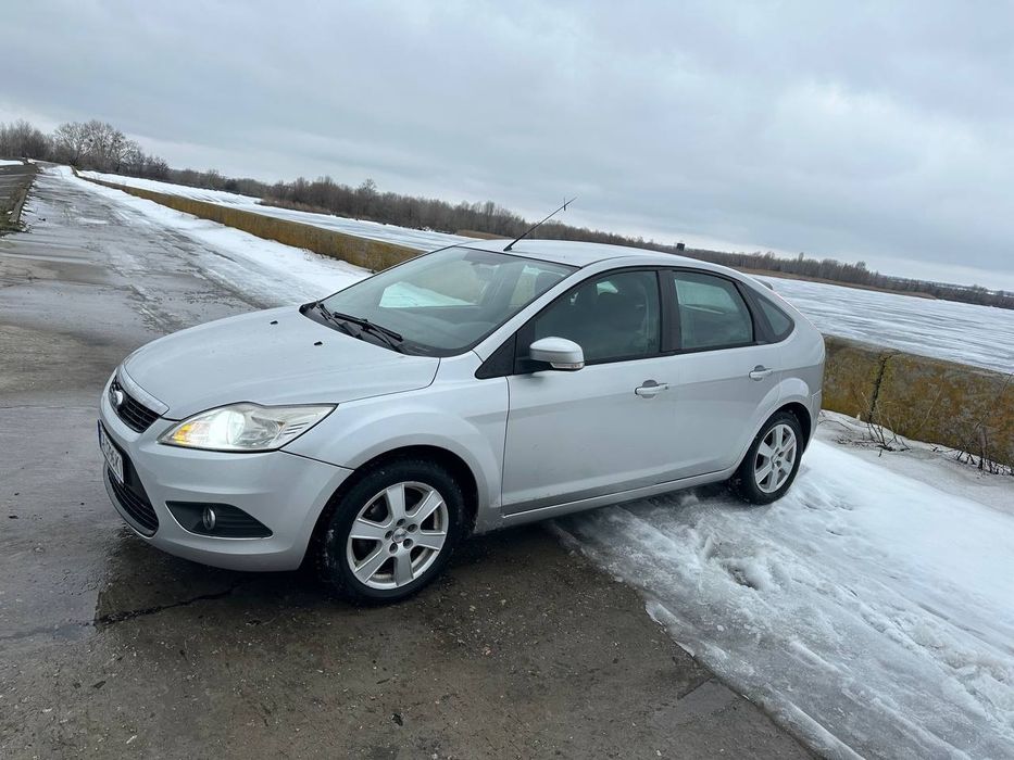 Подаеться автомобіль