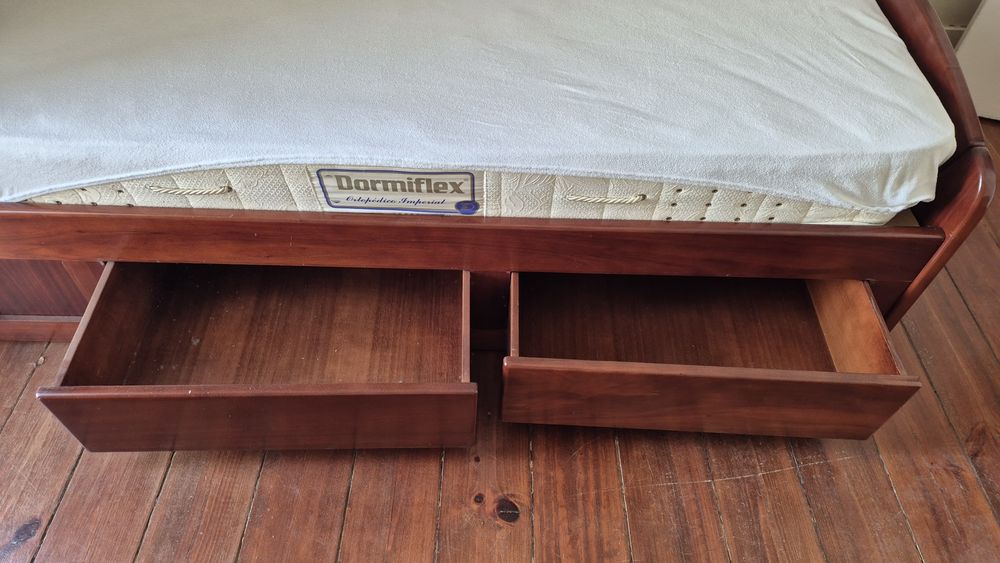 Cama +colchão +mesa cabeceira + secretária