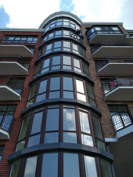 Миття вікон,миття  фасадів на висоті. Львів.  Промисловий альпінізм.