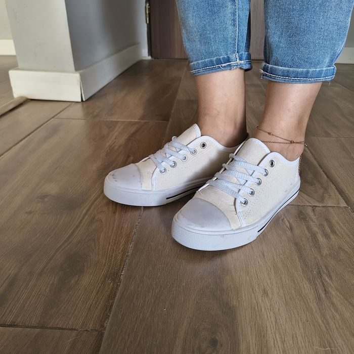 Białe tenisówki trampki