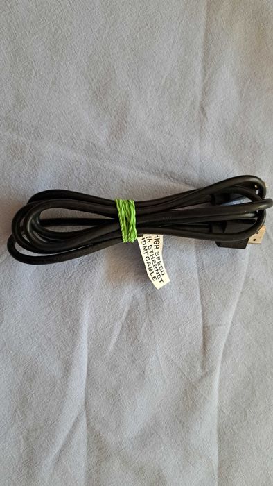 •	Wysokiej jakości kabel HDMI