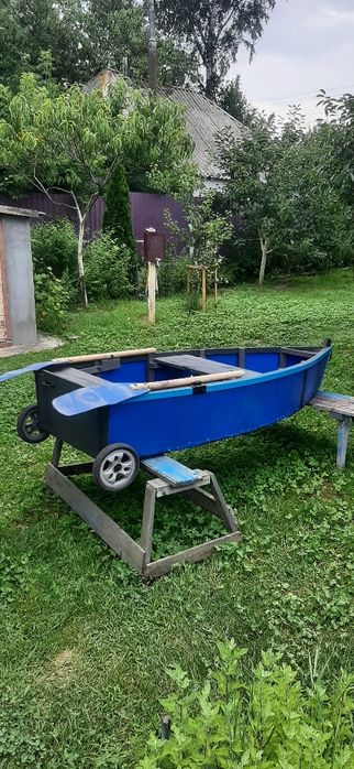 Човен з веслами дерево пластик