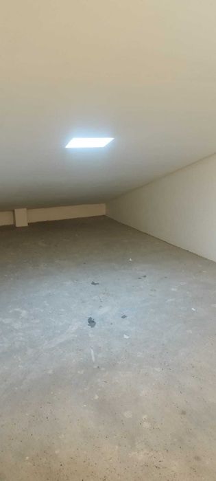 Apartamento T2 com pequena garagem/box privativa e arrecadação