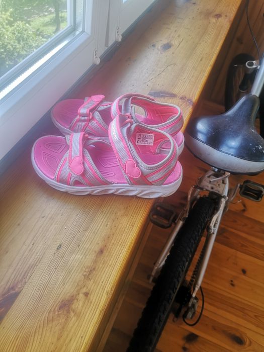 Продам сандалии Sketchers