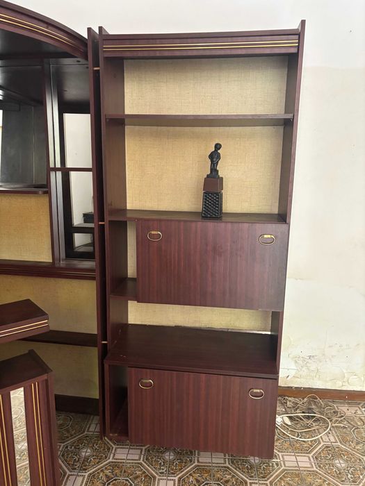 Gratuito - Móvel de sala / estante-bar em madeira escura