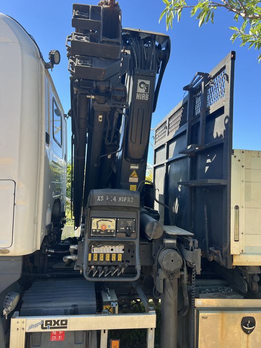 Grua hiab sobre camiao