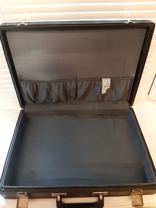 Дипломат - чемодан кожанный б/у производство УССР  1988год