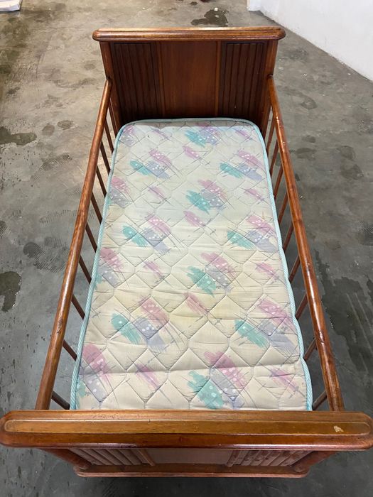 Cama de bebé antiga estilo rústico