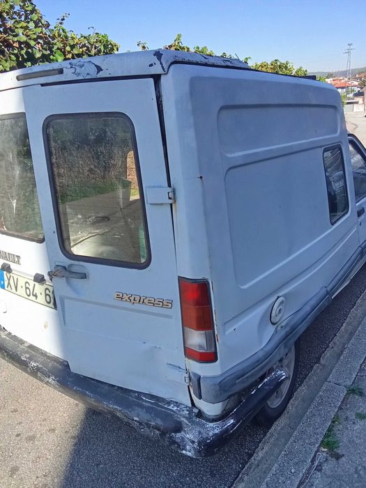Carrinha mista Renault express 5 lugares , com batida no lado direito atrás conforme foto. Tem vistoria até fevereiro de 2027..motor a gasóleo