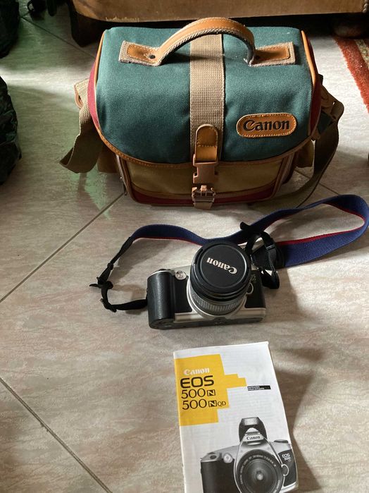 Máquina fotográfica Canon EOS 500 N com estojo