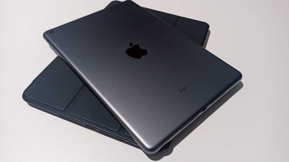 iPad (2021) 9th Generation, 64GB with Case and Apple Pencil64332097177731123