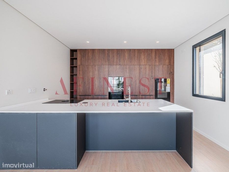 Moradia T4 de Luxo com Rooftop e Vistas Panorâmicas em Cascais