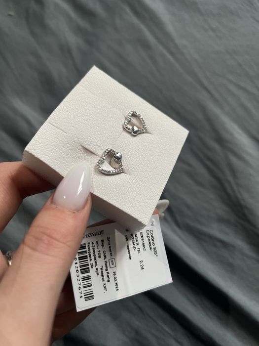 Продам срібні сережки у формі серця