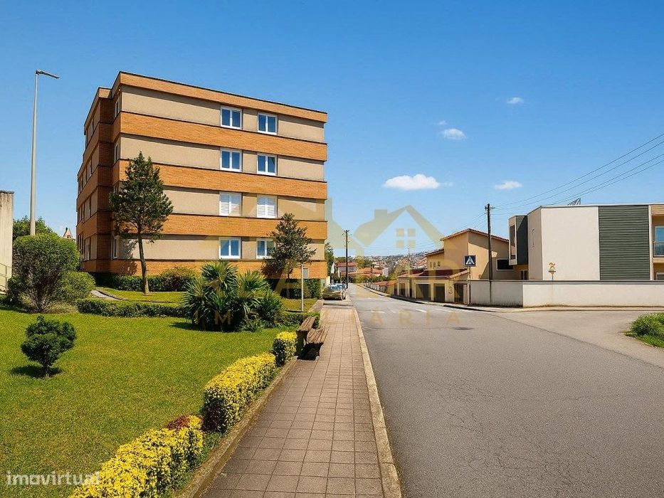 Apartamento T3 remodelado, com varanda e garagem, em Baguim do Monte