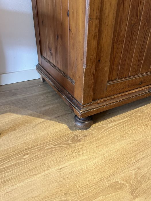 Armário Alto Antigo em Madeira