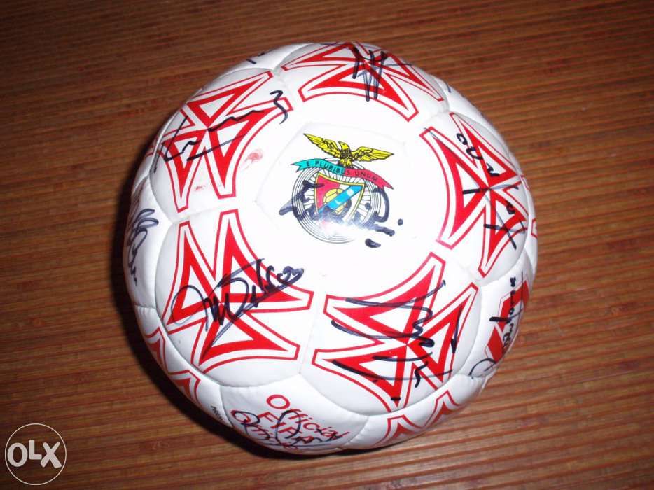 Bola oficial assinada por eusebio e equipa do benfica 94/95
