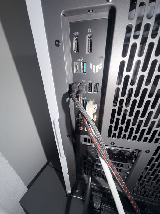 PC Gaming Topo de Gama RTX 5070 Ti / Ryzen 7 9800X3D / 64GB / 2TB