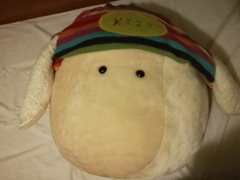 Peluche / puff, ovelha aveludado com carapuço.