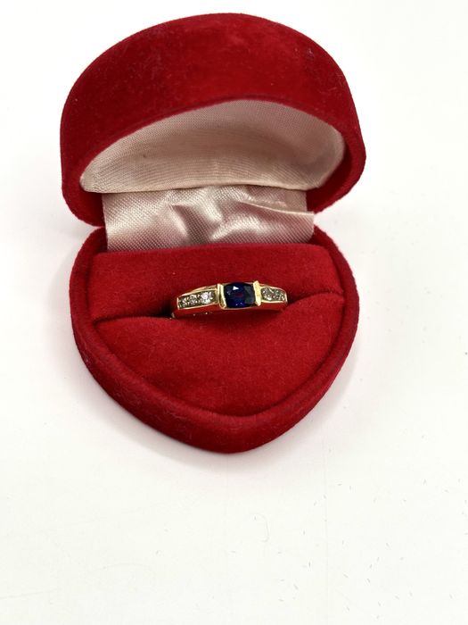 Złoty pierścionek z szafirem i brylantami