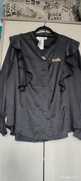 Elegancka luźna  koszula , śliski materiał . Pod pachami 60 cmna płasko