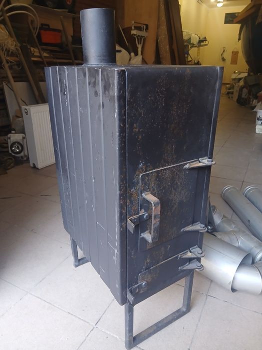 Продам печку -буржуйку ,с трубами дымохода из нержавейки