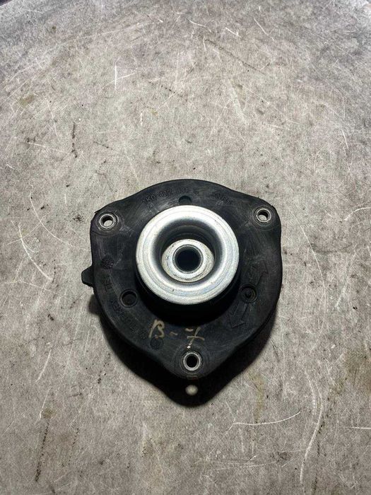 Опора переднього амортизатора VW Passat B7 1K0412331C