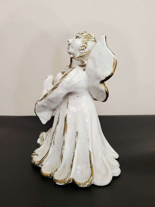 Duża figurka ceramiczna Anioł z różami złocony vintage retro 20,5 cm