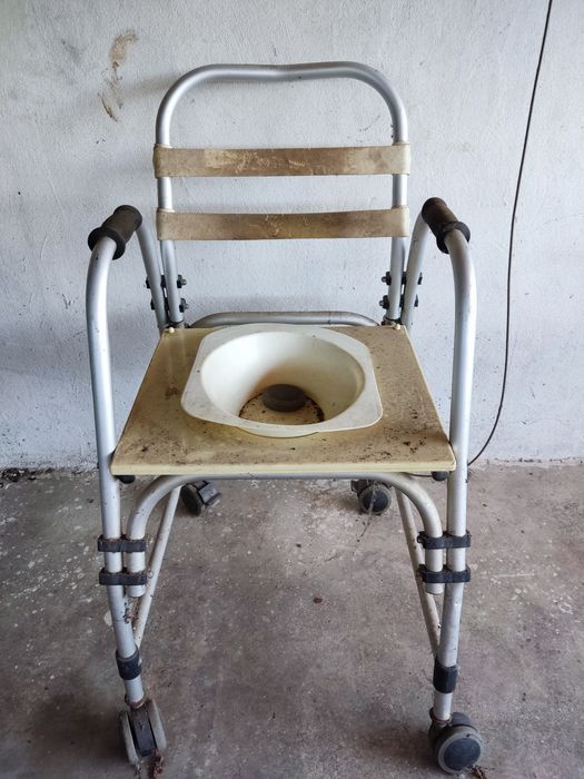 Vendo Cadeira Sanitária com Rodas