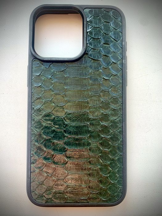 Кейсы на Iphone 16 Pro Max из натуральной кожи питона и карбоновый