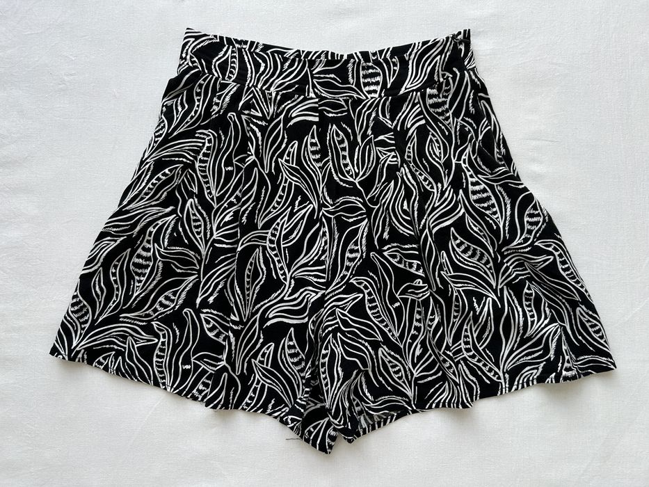 Чорні шорти з білим принтом sinsay S