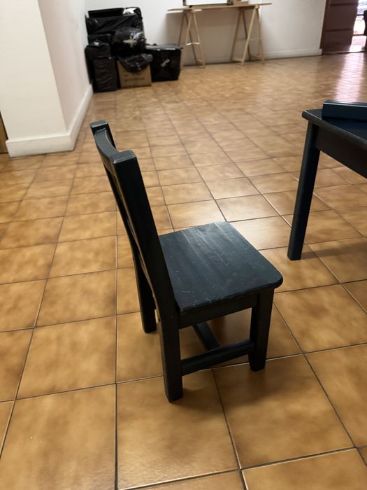 2 cadeiras e 1 mesa de criança