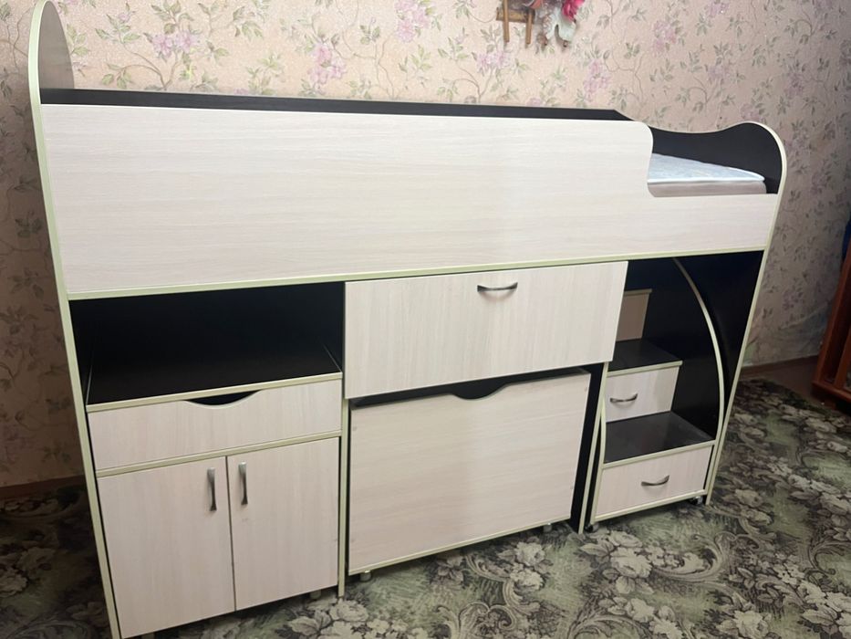 Дитяче ліжко чердак