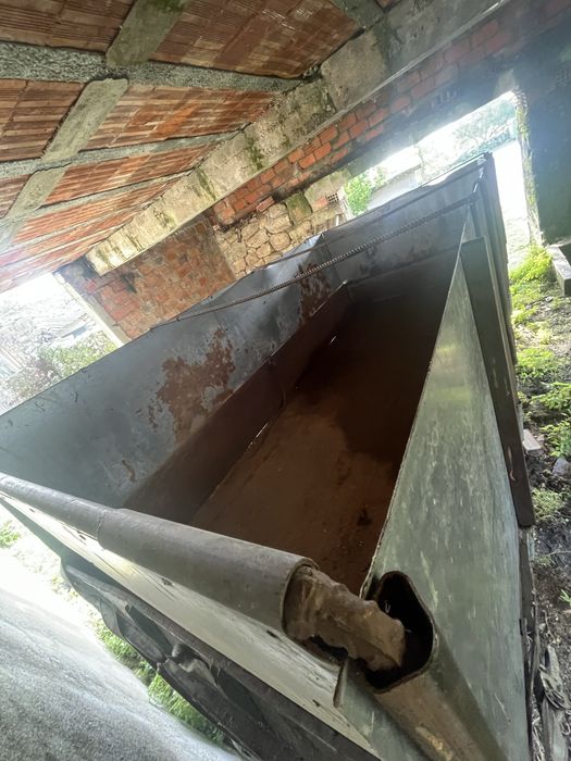 Reboque sem documentos e sem bascula