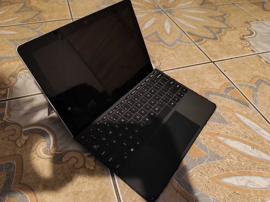Microsoft Surface Go 10" / 4GB RAM / 64GB / Stan bdb (Klawiatura uszkodzona)