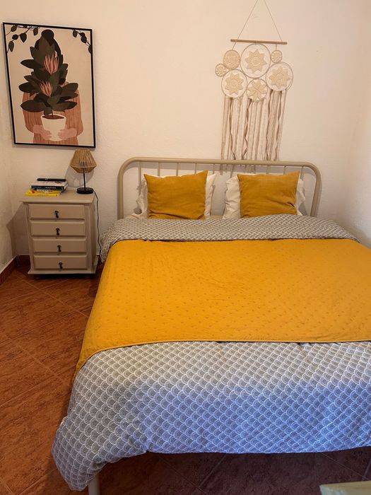Vendo mobília/recheio de quarto completo. Cama, colchão, mesa de cabeceira, comida, quadro/tela, decoração têxtil de parede, candeeiro de mesa.