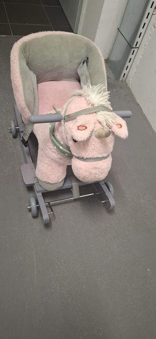 Bujak koń konik na biegunach   rży  galopuje