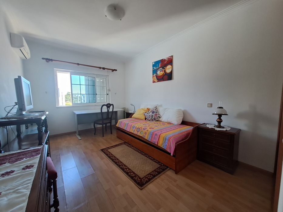 Quarto 30m2 Parede e Carcavelos, com casa de banho privativa