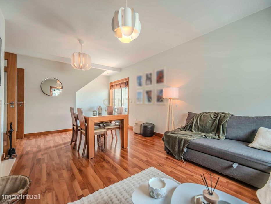 Excelente Apartamento T2 Duplex em Gondomar, próximo ao Freixo e Passa — Gondomar (São Cosme), Valbom E Jovim, Porto